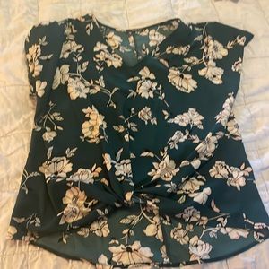 Floral print blouse with twisted bottom